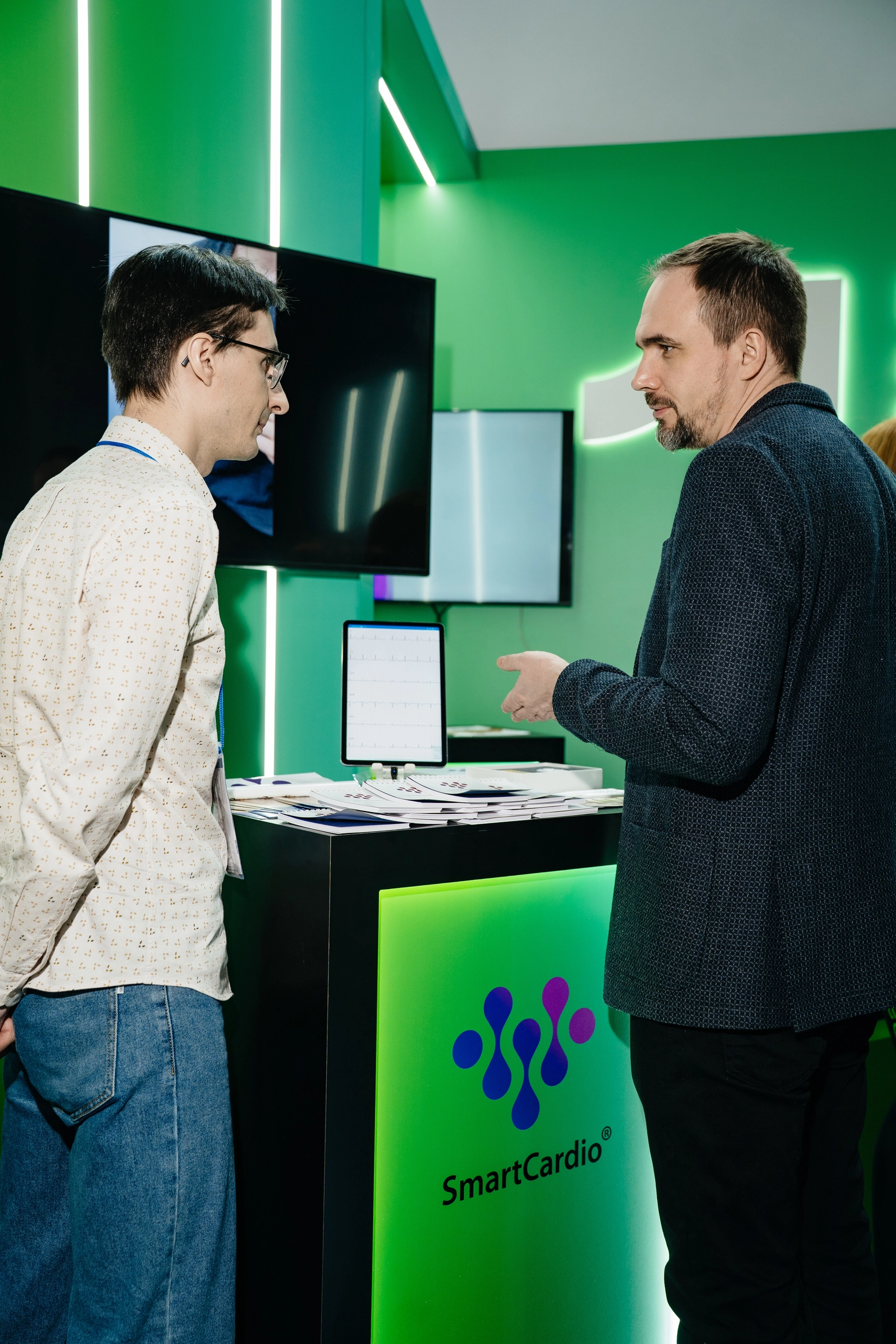 Представители СмартКардио обсуждают работу прибора на выставке